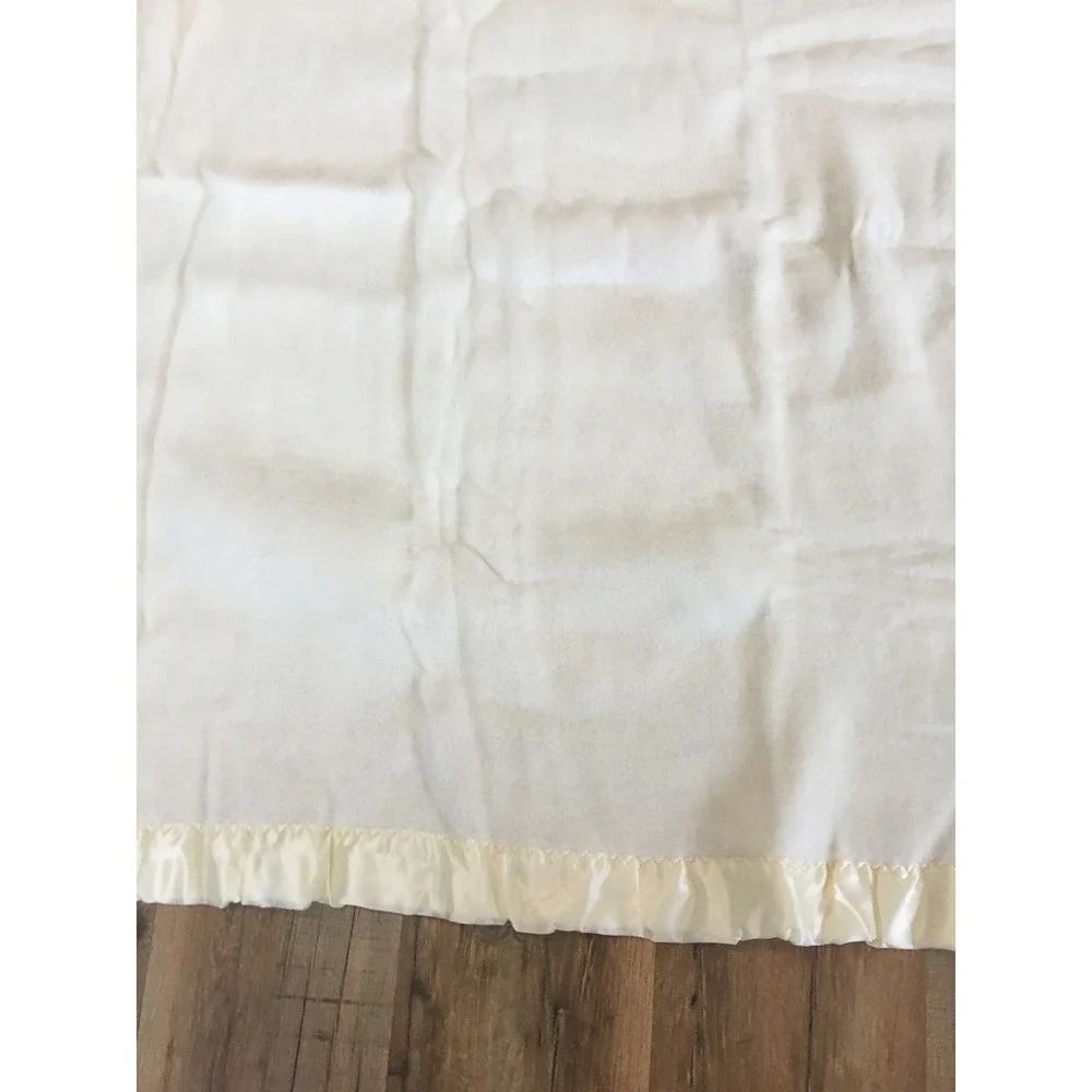 Vintage USA Made Ivory Blanket with Nylon Satin Trim 68